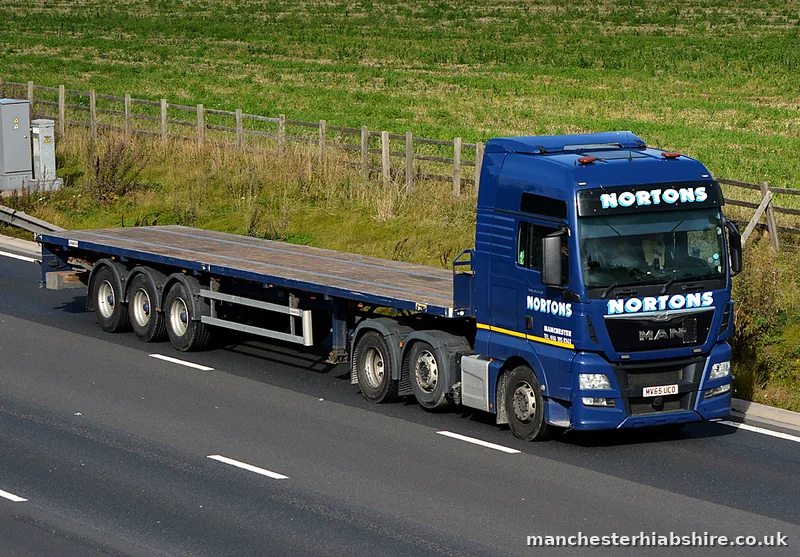 Articulated HIAB with an empty flat trailer heading out