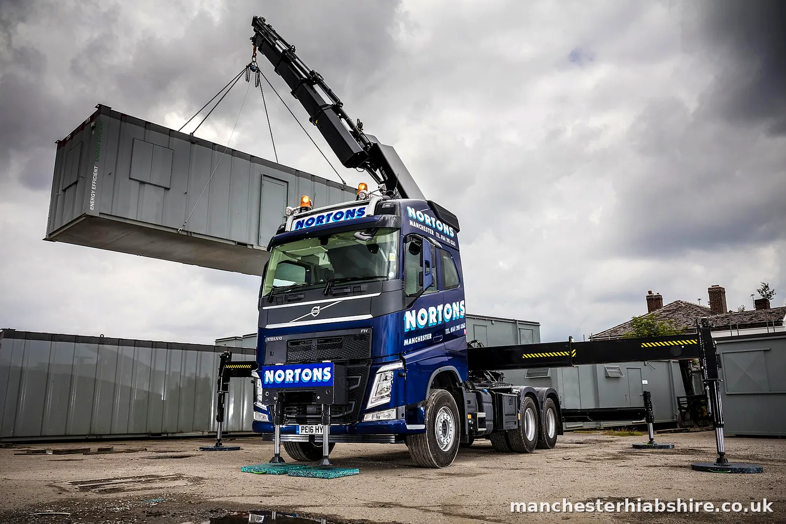 HIAB lifting a unit off the lorry bed with the legs down