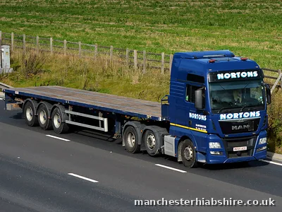 Articulated HIAB with an empty flat trailer heading out