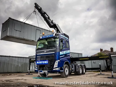 HIAB lifting a unit off the lorry bed with the legs down